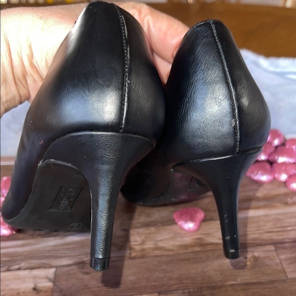 Jaclyn Smith Black Heels with Pointed Toe and Sleek Design - Picture 4 of 9